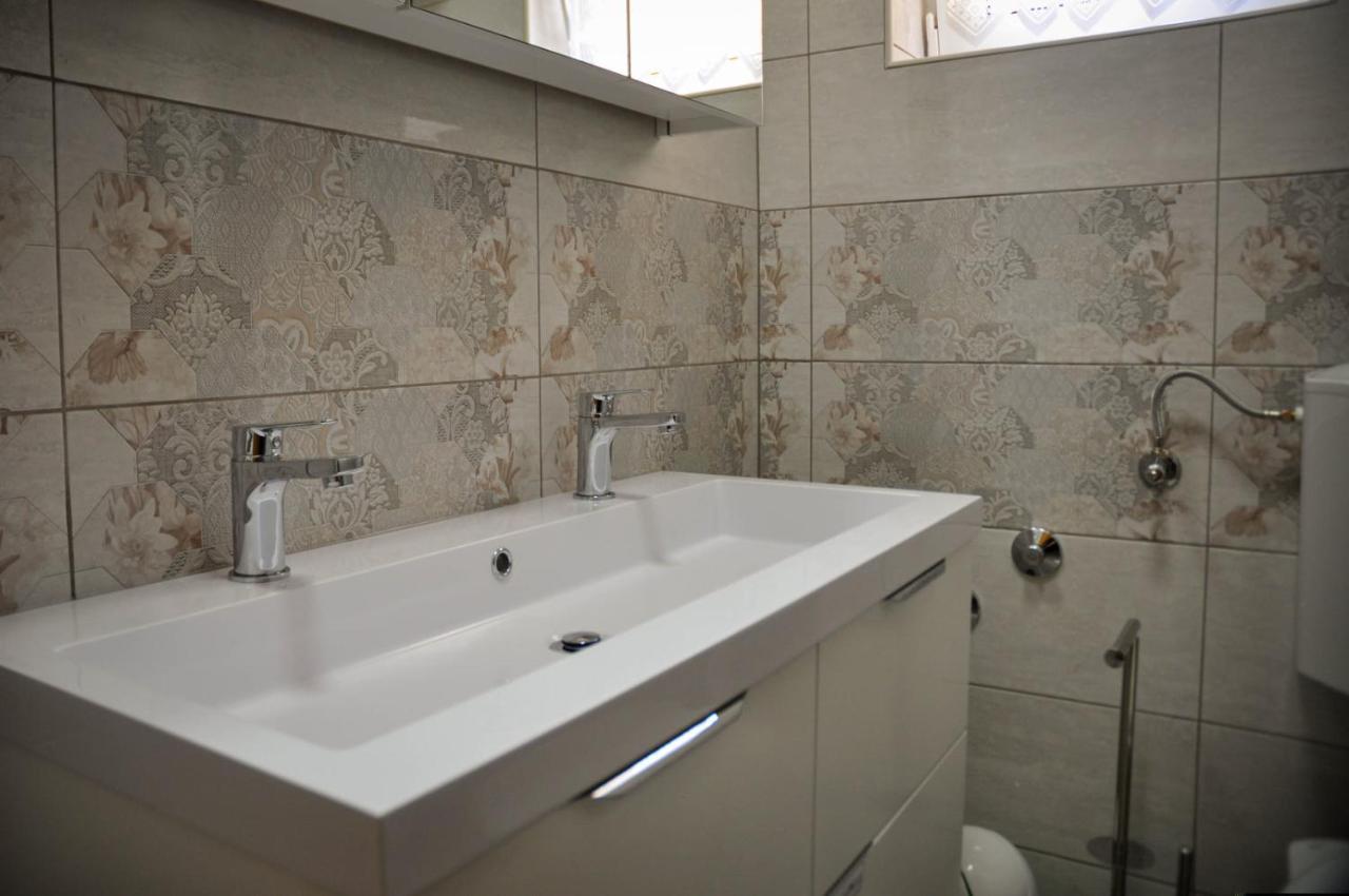 Apartmani Justic Njivice Exteriör bild